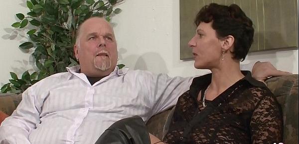  MILF Nachbarin hilft alten Paar beim Sex im Dreier Deutsch - German MILF